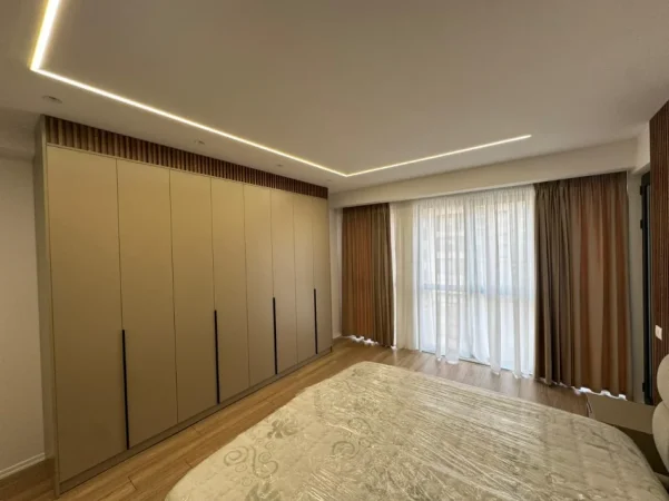 Tirane, jepet me qera apartament 2+1+Ballkon Kati 6, 110 m² 800 € 