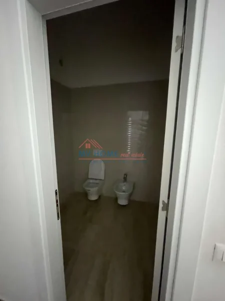Tirane, jepet me qera zyre Kati 1, 118 m² 650 € (Rruga e Dibres)