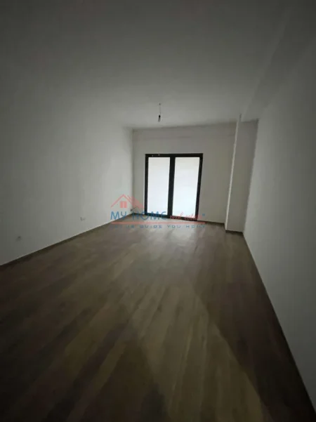 Tirane, jepet me qera zyre Kati 1, 118 m² 650 € (Rruga e Dibres)