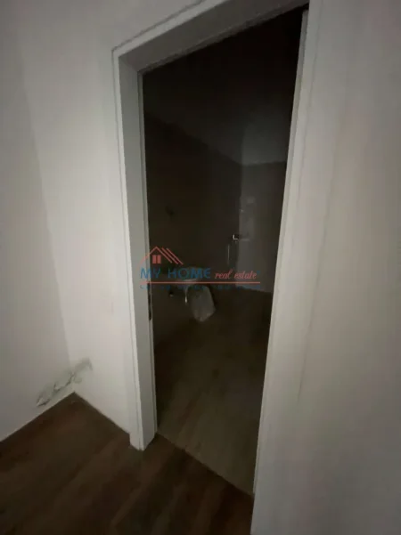 Tirane, jepet me qera zyre Kati 1, 118 m² 650 € (Rruga e Dibres)