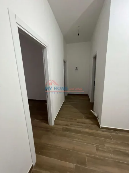 Tirane, jepet me qera zyre Kati 1, 118 m² 650 € (Rruga e Dibres)