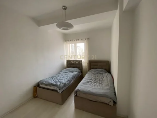Tirane, jepet me qera apartament 2+1 Kati 4, 94 m² 600 € (Ish Stacioni i Fundit i Tiranes se Re NEW137913)