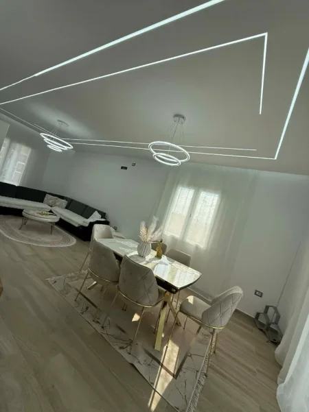 Tirane, jepet me qera Vile 3+1+Ballkon Kati 2, 90 m² 650 € (Shkoze)