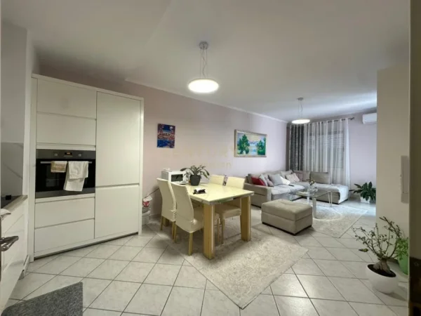 Tirane, jepet me qera apartament 1+1 Kati 8, 70 m² 450 € (Astir Sol137907)