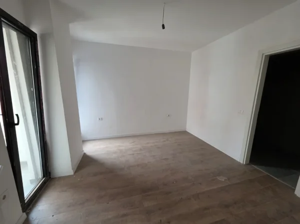Tirane, shitet apartament 2+1+Ballkon Kati 4, 106 m²  - 2600€/m²(Komuna e Parisit)