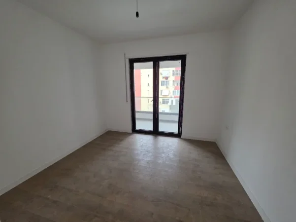 Tirane, shitet apartament 2+1+Ballkon Kati 4, 106 m²  - 2600€/m²(Komuna e Parisit)