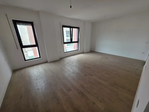 Tirane, shitet apartament 2+1+Ballkon Kati 4, 106 m²  - 2600€/m²(Komuna e Parisit)