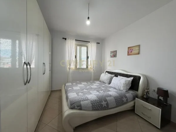Tirane, jepet me qera apartament 2+1 Kati 3, 113 m² 600 € (Kristal Center everest137868)