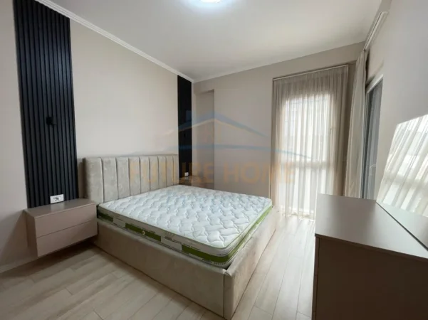 Tirane, jepet me qera apartament 1+1+Ballkon Kati 4, 60 m² 600 € (EMERLAD CENTER)