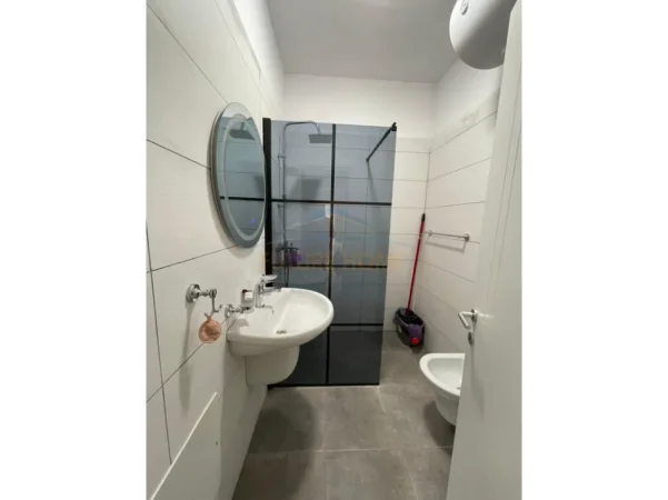 Tirane, jepet me qera apartament 1+1+Ballkon Kati 4, 60 m² 600 € (EMERLAD CENTER)