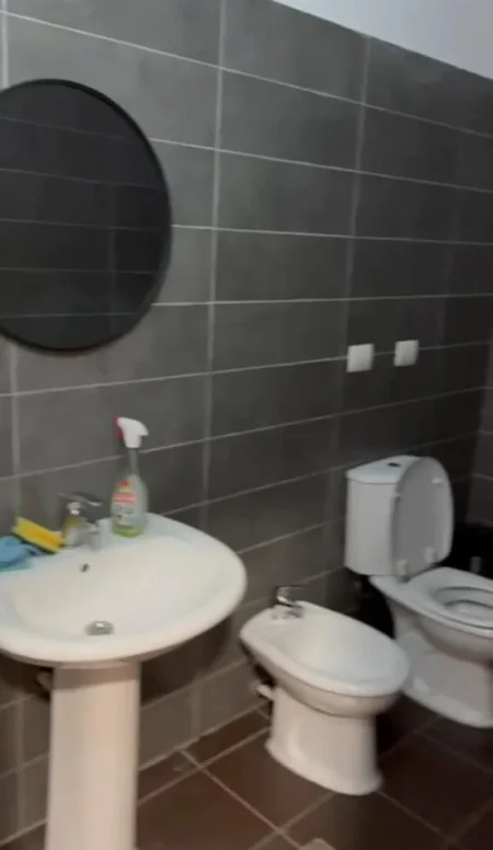 Tirane, jepet me qera apartament 2+1 Kati 2, 130 m² 650 € (Selvia)