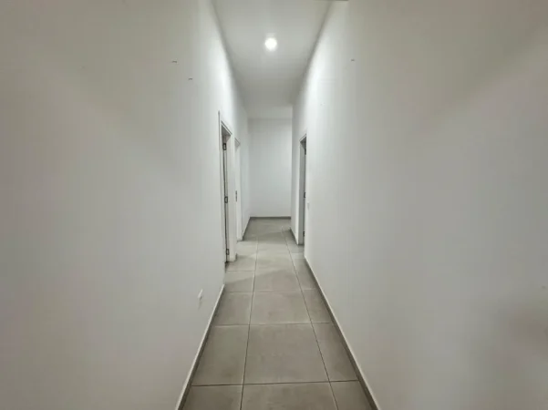 Tirane, jepet me qera apartament 2+1 Kati 2, 108 m² 1.000 € (Rruga e Kavajes)