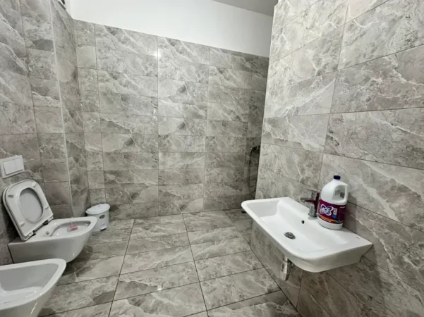 Tirane, jepet me qera apartament 2+1 Kati 2, 108 m² 1.000 € (Rruga e Kavajes)