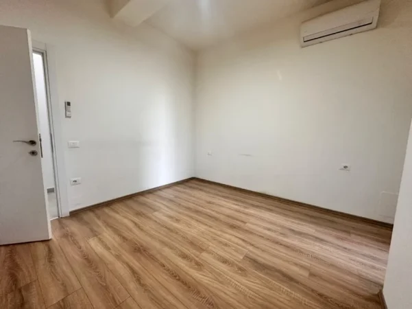 Tirane, jepet me qera apartament 2+1 Kati 2, 108 m² 1.000 € (Rruga e Kavajes)