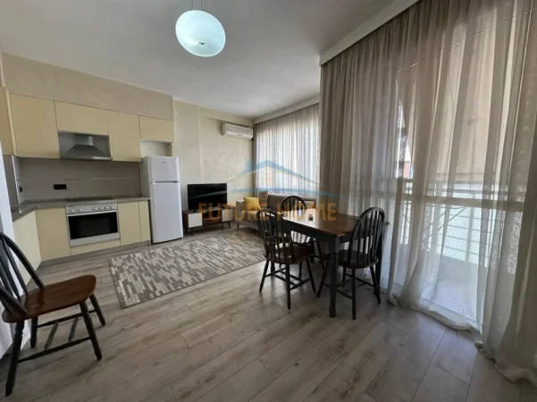 Tirane, jepet me qera apartament 1+1+Ballkon Kati 6, 59 m² 500 € (astir)
