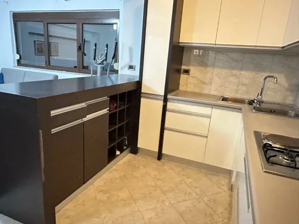 Tirane, jap me qera apartament 2+1+Ballkon , 102 m² 900 € (Rruga e Elbasanit)