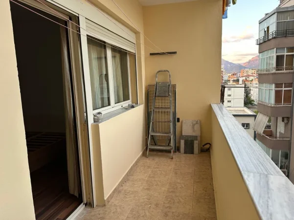 Tirane, jap me qera apartament 2+1+Ballkon , 102 m² 900 € (Rruga e Elbasanit)
