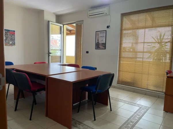 Tirane, jepet me qera zyre , 190 m² 750 € (rruga don bosko)