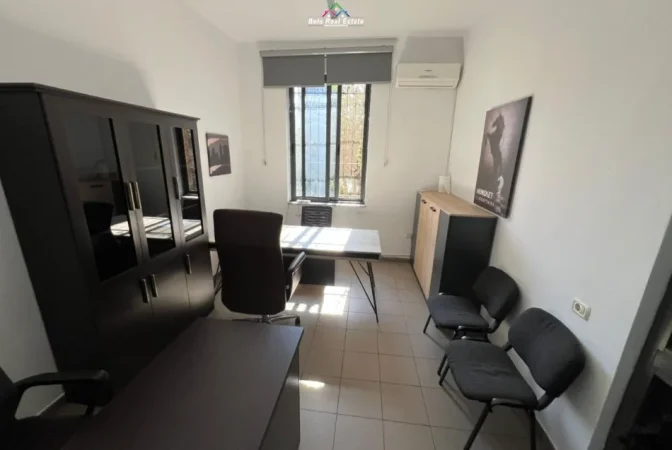 Tirane, jepet me qera zyre Kati 0, 28 m² 470 € (Prane Ish Ekspozites)