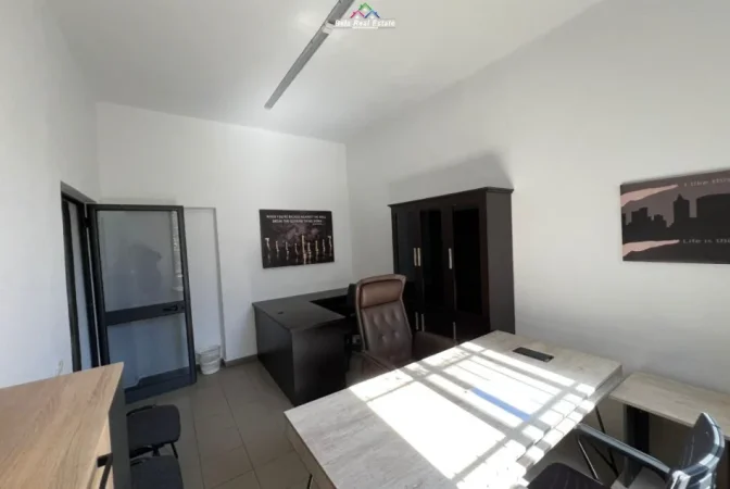 Tirane, jepet me qera zyre Kati 0, 28 m² 470 € (Prane Ish Ekspozites)