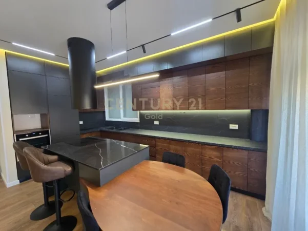 Tirane, jepet me qera apartament 2+1+Ballkon Kati 3, 120 m² 1.200 € (Kopshti Botanik, Xhamia)