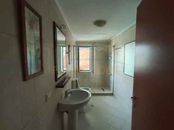 Tirane, jepet me qera zyre Kati 7, 107 m² 1.300 € (Blloku)