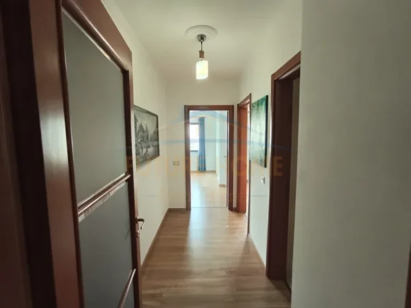 Tirane, jepet me qera zyre Kati 7, 107 m² 1.300 € (Blloku)