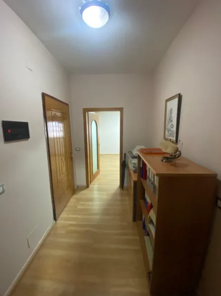 Tirane, jepet me qera apartament 1+1 Kati 3, 450 € (rruga myslym shyri)