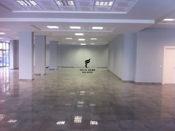 Tirane, jepet me qera dyqan Kati 0, 415 m² 4.800 € (SELVIA)