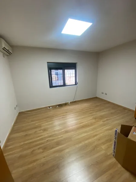 Tirane, jepet me qera ambjent biznesi Kati 3, 450 € (rruga myslym shyri)
