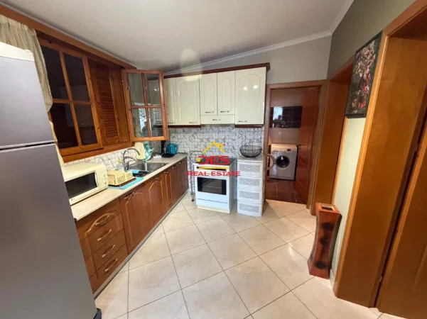 Vlore, jepet me qera shtepi 1+1+Ballkon Kati 0, 80 m² 400 € (Çentrale)