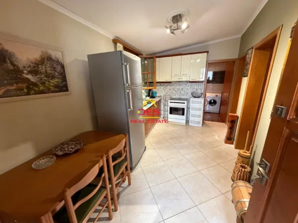 Vlore, jepet me qera shtepi 1+1+Ballkon Kati 0, 80 m² 400 € (Çentrale)