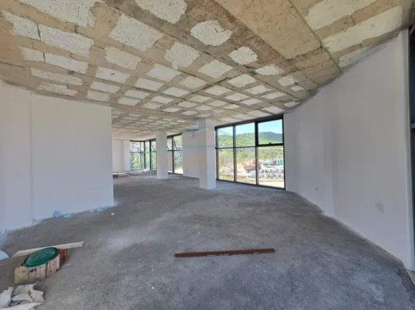 Tirane, jepet me qera Godine Biznesi , 500 m² 5.000 € (Prane TEG)