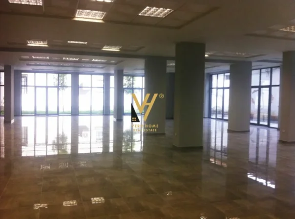Tirane, jepet me qera ambjent biznesi Kati 0, 415 m² 5.000 € (SELVIA)