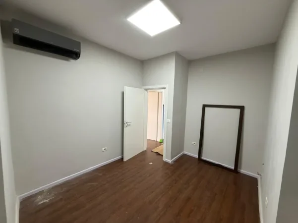 Tirane, jepet me qera ambjent biznesi Kati 1, 157 m² (Ali Demi)
