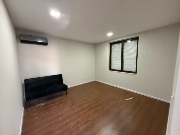 Tirane, jepet me qera ambjent biznesi Kati 1, 157 m² (Ali Demi)