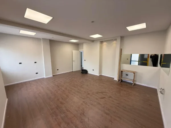 Tirane, jepet me qera ambjent biznesi Kati 1, 157 m² (Ali Demi)