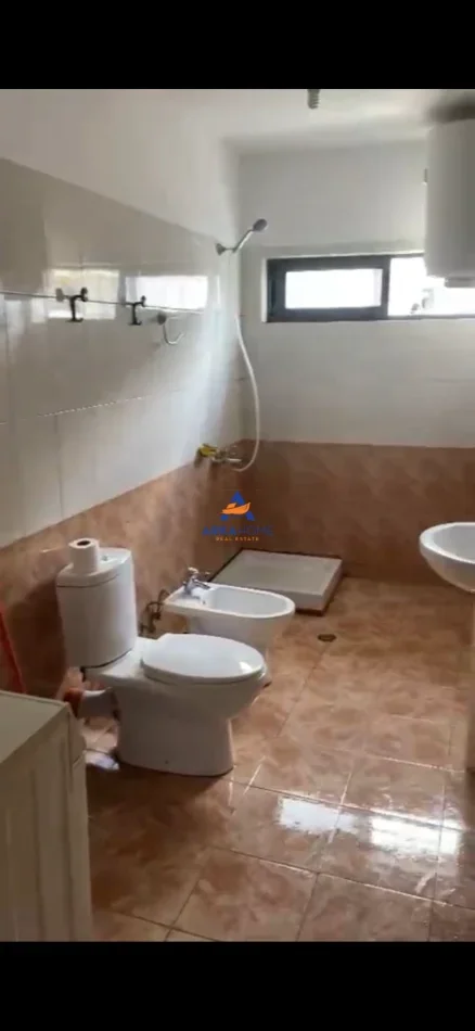 Tirane, jepet me qera apartament 2+1+Ballkon Kati 8, 80 m² 629 € 