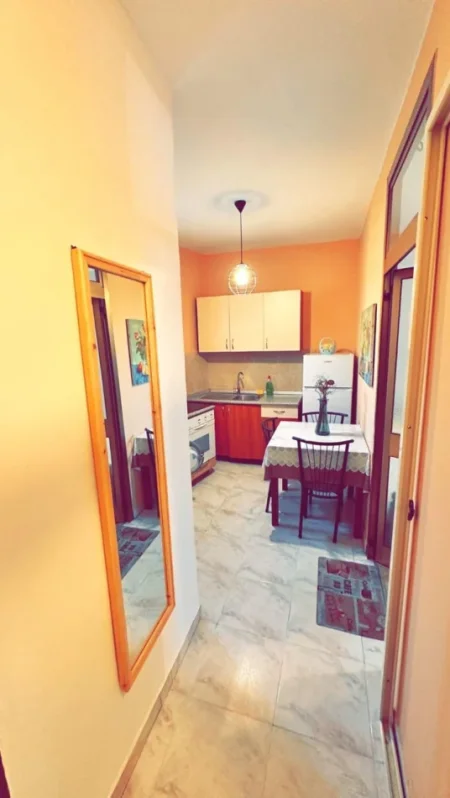 Tirane, jepet me qera apartament 1+1 Kati 1, 40 m² 300 € (Pazari I Ri)