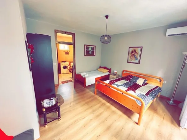 Tirane, jepet me qera apartament 1+1 Kati 1, 40 m² 300 € (Pazari I Ri)