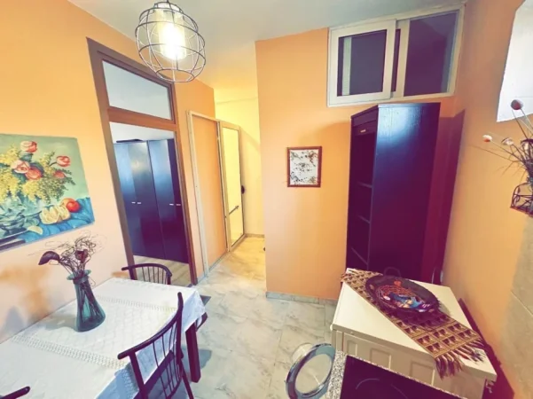 Tirane, jepet me qera apartament 1+1 Kati 1, 40 m² 300 € (Pazari I Ri)