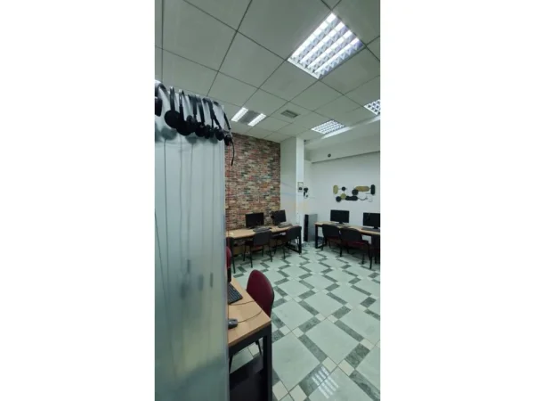 Tirane, shitet ambjent biznesi Kati 2, 97 m² 185.000 € (pranë Galerisë në Qendër.)