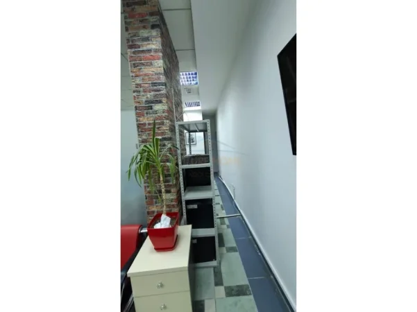 Tirane, shitet ambjent biznesi Kati 2, 97 m² 185.000 € (pranë Galerisë në Qendër.)