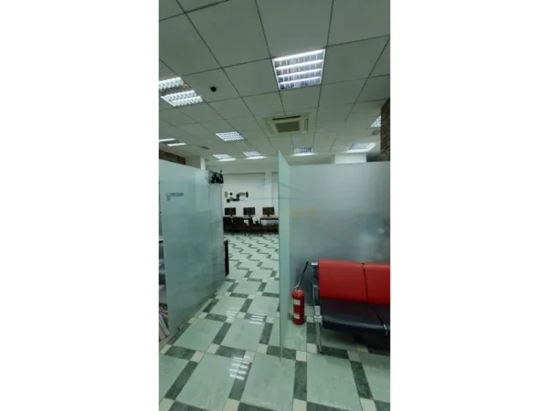 Tirane, shitet ambjent biznesi Kati 2, 97 m² 185.000 € (pranë Galerisë në Qendër.)