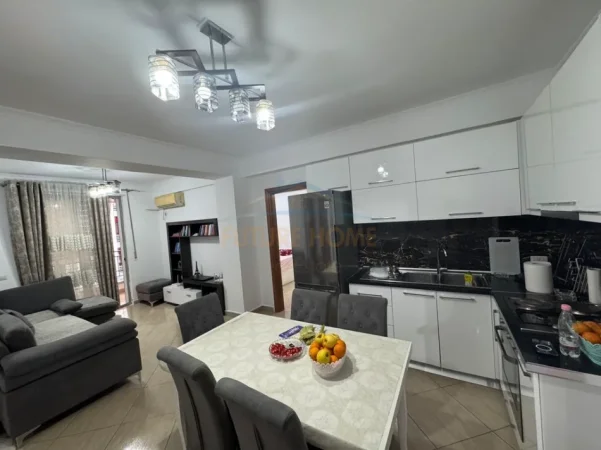 Tirane, shitet apartament 3+1+Ballkon Kati 3, 112 m² 185.000 € (unaza e re)