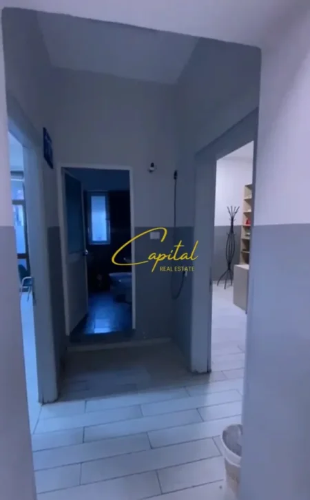 Tirane, jepet me qera ambjent biznesi Kati 3, 100 m² 800 € (ISH BLLOKU)