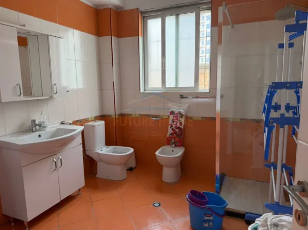 Tirane, jepet me qera apartament 2+1 Kati 2, 95 m² 600 € (LAPRAKE)