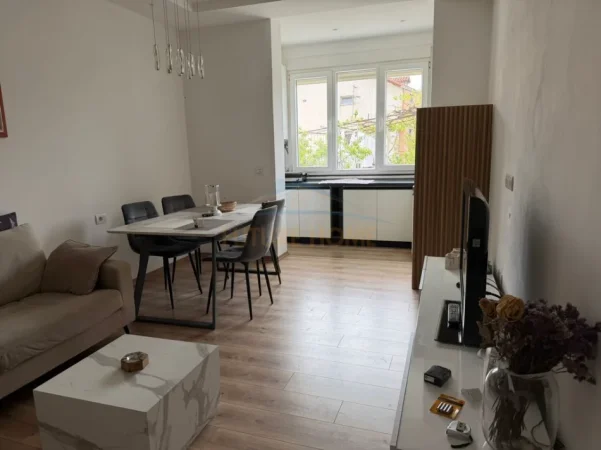 Tirane, jepet me qera apartament 2+1 Kati 2, 95 m² 600 € (LAPRAKE)