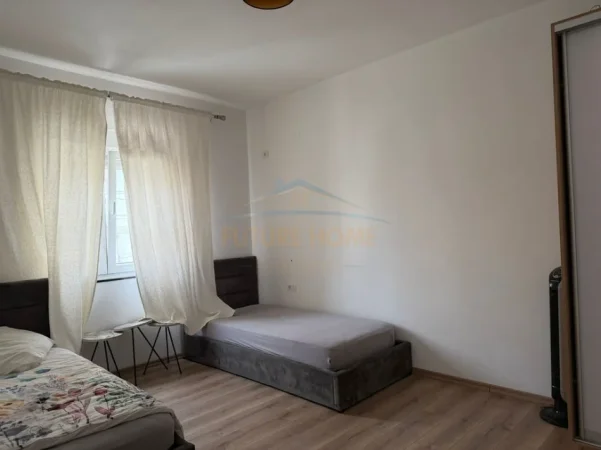 Tirane, jepet me qera apartament 2+1 Kati 2, 95 m² 600 € (LAPRAKE)