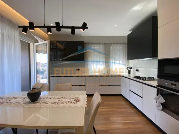 Tirane, jepet me qera apartament 3+1 Kati 3, 120 m² 740 € (5 Maji)